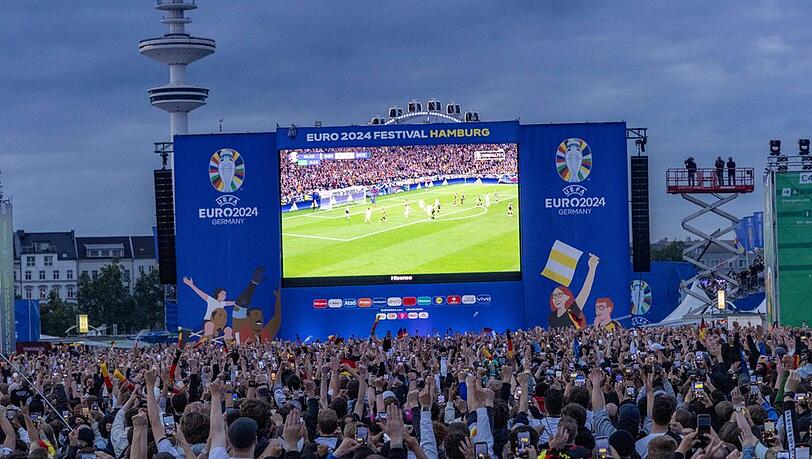 Nicht nur beim Public Viewing, sondern auch zu Hause sahen viele Millionen Deutsche den Auftakt der Heim-EM.