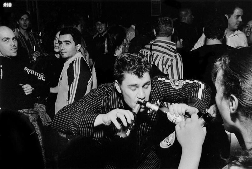 Albernheit, Ausgelassenheit und Alkohol gehörten zum Lebensgefühl im Kunstpark Ost, der ein Gegenstück zur Hochkultur, Trachtenverklärung und Schickeria Münchens war. Albernheit, Ausgelassenheit und Alkohol gehörten zum Lebensgefühl im Kunstpark Ost, der ein Gegenstück zur Hochkultur, Trachtenverklärung und Schickeria Münchens war.