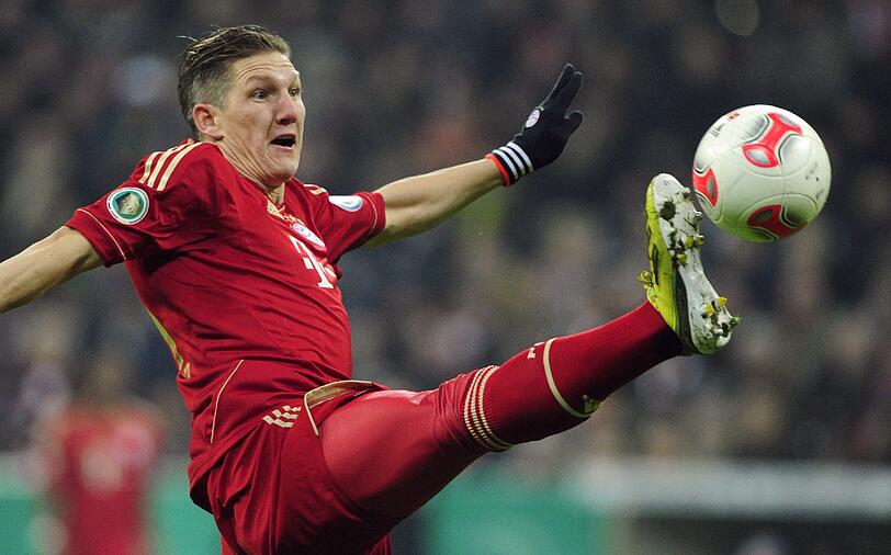BASTIAN SCHWEINSTEIGER: Note 2. Biss sich dann regelrecht in die Partie. Traumpass vor der Martínez-Chance, sonst gut. Gab die Antwort auf die Experten-Kritik da, wo sie hingehört: auf dem Platz.
