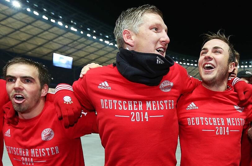 Bastian Schweinsteiger feiert zum siebten Mal die deutsche Meisterschaft. Hier mit Philipp Lahm und Mario Götze.