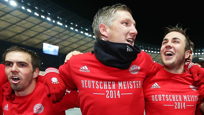 Bastian Schweinsteiger feiert zum siebten Mal die deutsche Meisterschaft. Hier mit Philipp Lahm und Mario Götze. Bastian Schweinsteiger feiert zum siebten Mal die deutsche Meisterschaft. Hier mit Philipp Lahm und Mario Götze.