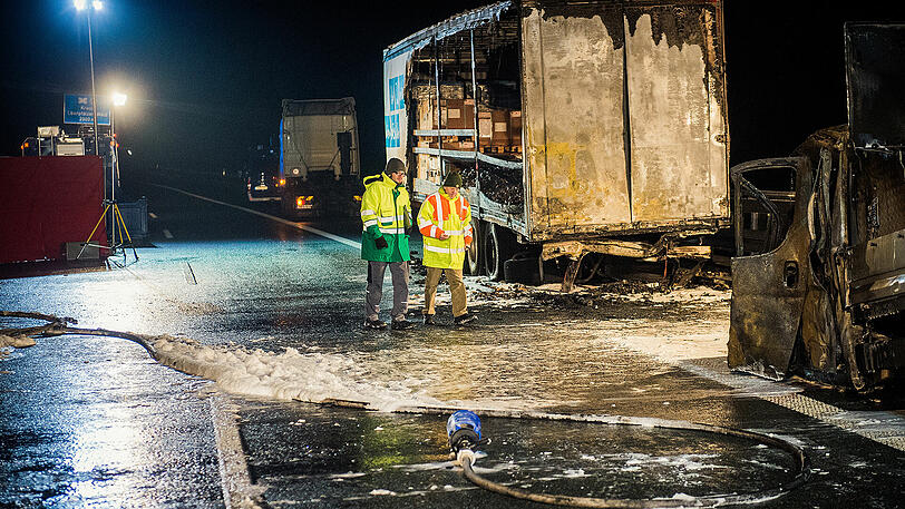 Im Kleinlaster verbrennen zwei Menschen nach dem Auffahrufall auf der A6. Die Bilder der Nacht.