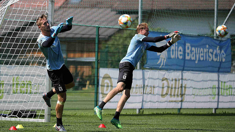 Marco Hiller (l) muss erst mal wieder auf der Bank platznehmen. Hendrik Bonmann (r) hat von Trainer Bierofka den Vorzug bekommen.