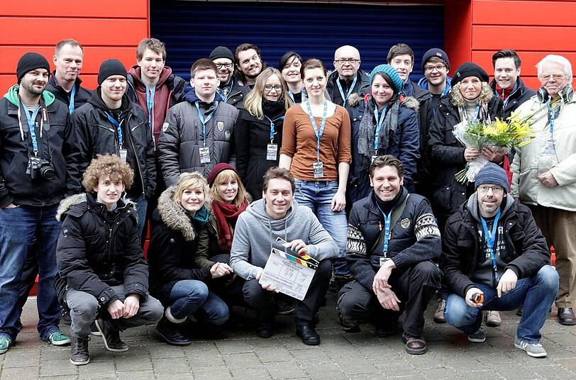 Die Teitelbaum-Filmcrew vor den Langerhallen "My Place" in Fürstenried-Forstenried.