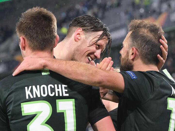 Wolfsburgs Admir Mehmedi (r) bejubelt sein Tor zum 2:1 gegen Malmö mit Robin Knoche (l) und Wout Weghorst.
