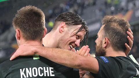 Wolfsburgs Admir Mehmedi (r) bejubelt sein Tor zum 2:1 gegen Malmö mit Robin Knoche (l) und Wout Weghorst.