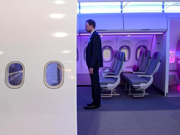 Ein Messebesucher begutachtet bei der Aircraft Interiors Expo in Hamburg am Stand vor Airbus eine Kabine der Marke Airspace.