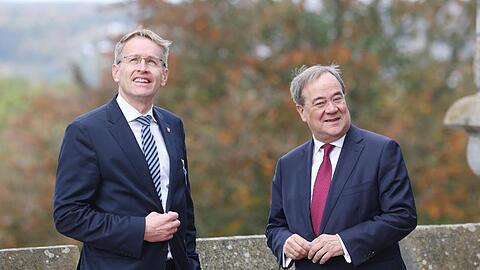 Armin Laschet (r, CDU), Ministerpräsident von Nordrhein-Westfalen, begrüßt auf Schloss Drachenburg seinen Amtskollegen aus Schleswig-Holsterin, Daniel Günther (CDU).