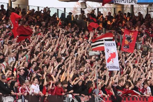 So ist es im Nürnberger easyCredit-Stadion, so wird es am Sonntag in Frankfurt sein: Die Club-Fans geben alles für den Aufstieg und schaffen auch auswärts Heimspiel-Atmosphäre.