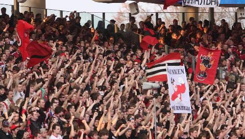 So ist es im Nürnberger easyCredit-Stadion, so wird es am Sonntag in Frankfurt sein: Die Club-Fans geben alles für den Aufstieg und schaffen auch auswärts Heimspiel-Atmosphäre. So ist es im Nürnberger easyCredit-Stadion, so wird es am Sonntag in Frankfurt sein: Die Club-Fans geben alles für den Aufstieg und schaffen auch auswärts Heimspiel-Atmosphäre.