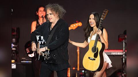 Robert Smith und Olivia Rodrigo auf der B&uuml;hne.