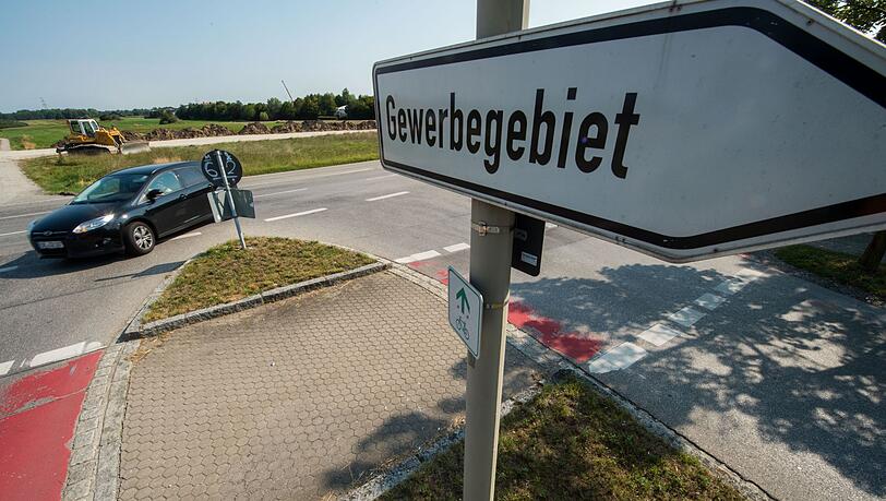 Jeden Tag werden umgerechnet 11 Fußballfelder in Bayern neu für Straßen, Wohn- oder Gewerbegebiete überbaut. (Symbolbild) Jeden Tag werden umgerechnet 11 Fußballfelder in Bayern neu für Straßen, Wohn- oder Gewerbegebiete überbaut. (Symbolbild)
