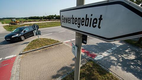 Jeden Tag werden umgerechnet 11 Fu&szlig;ballfelder in Bayern neu f&uuml;r Stra&szlig;en, Wohn- oder Gewerbegebiete &uuml;berbaut. (Symbolbild)