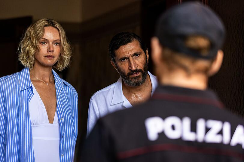 Kaum sind Carl (Fares Fares) und Helene (Frida Gustavsson) in Sizilien angekommen, steht die Polizei vor ihrer Tür und fragt nach einem Alibi. Kaum sind Carl (Fares Fares) und Helene (Frida Gustavsson) in Sizilien angekommen, steht die Polizei vor ihrer Tür und fragt nach einem Alibi.