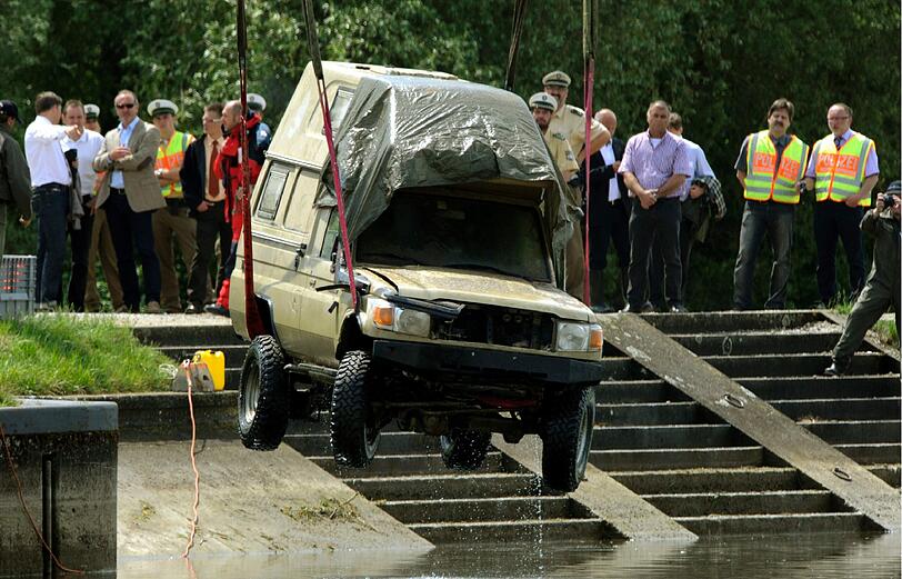 Hier zieht die Polizei das Wohnmobil der vermissten Ehepaares aus der Donau. Die Bilder.