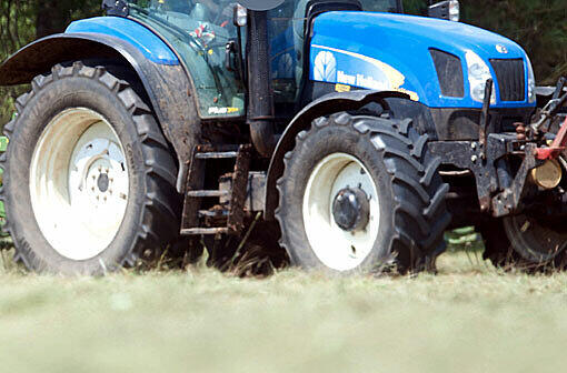 Eine 77-Jährige wurde von einem Traktor überrollt und schwer verletzt (symbolbild)