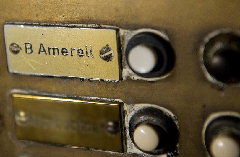 Ein Klingelschild mit der Aufschrfit "B. Amerell" hängt an der Eingangstür.