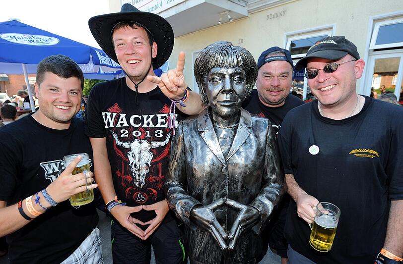 Ein letzter Aufschrei aus der Heavy-Metal-Hölle: Das 24. Wacken Open
Air ging am Samstag dem Ende entgegen. Leiser wurde es aber nicht.
Mehr als 75 000 Besucher blickten auf ein bis dahin friedliches
Freiluft-Event zurück. Und freuten sich auf Alice Cooper.