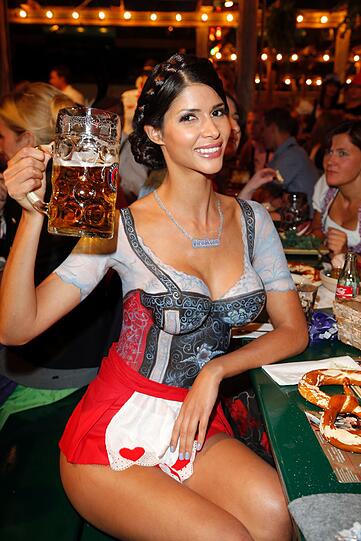 Stoff auf der Haut geht für Nacktmodel Micaela Schäfer nur in Ausnahmesituationen. Zur Wiesn hat sie sich BH samt Dirndl kurzerhand einfach aufgeschminkt.