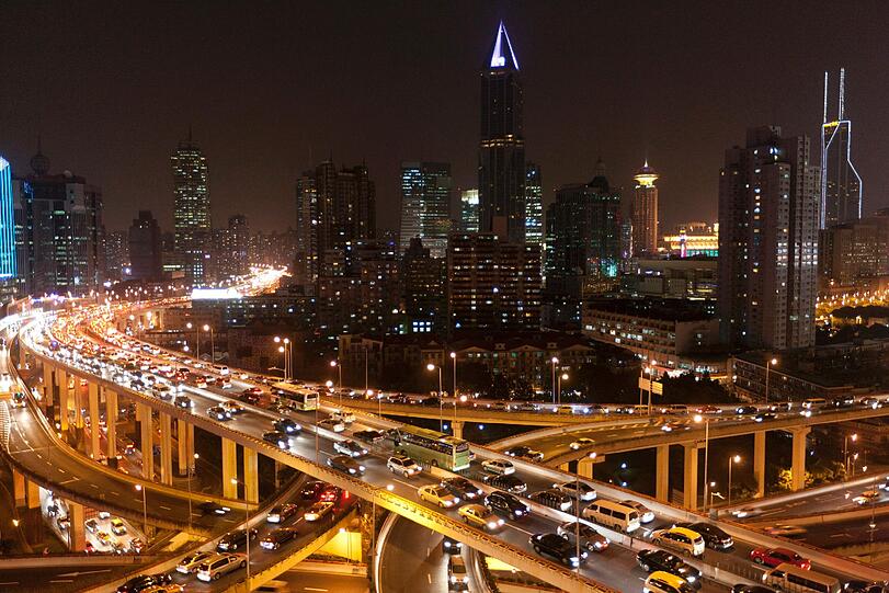 An Verkehr ohne Ende &ndash; und das bei Nacht wie hier in Shanghai &ndash; haben sich die Chinesen durchaus gewöhnt.