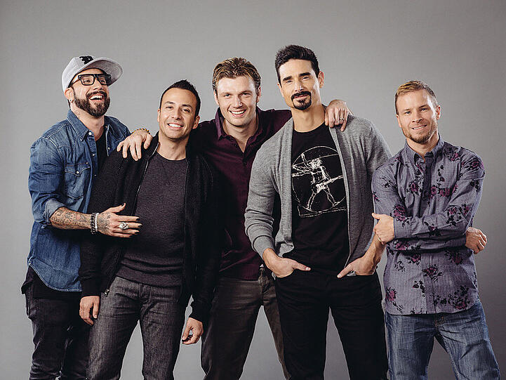 Die Backstreet Boys Howie Dorough (2.v.li.) und Brian Littrell (re.) haben sich taufen lassen