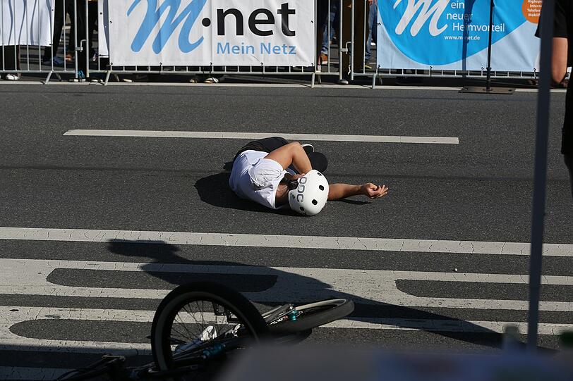 Die Landung misslingt, der Mann bleibt regungslos auf der Straße liegen.