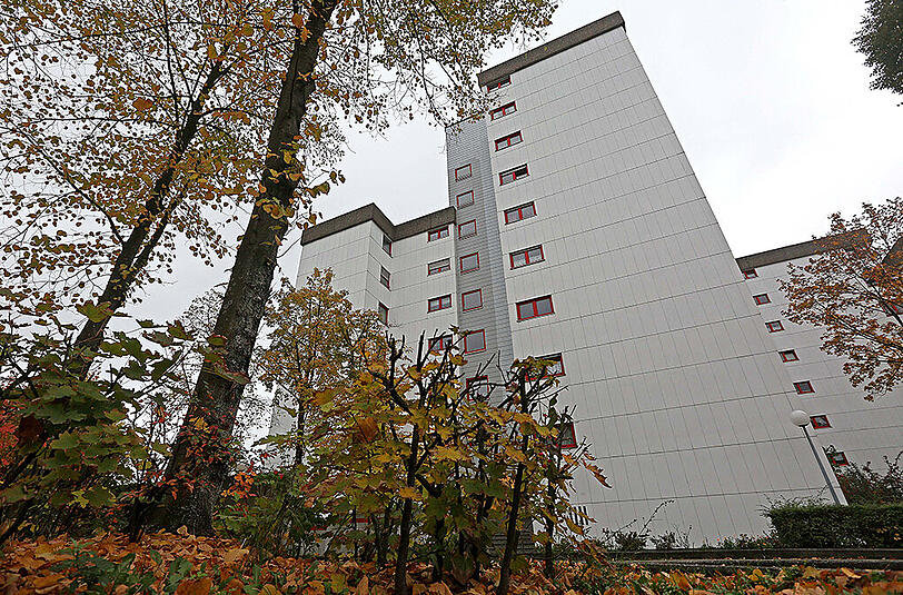 In diesem Wohnhaus im Bamberger Stadtgebiet hat die Polizei mehrere Wohnungen mutmaßlicher Rechtsextremer durchsucht.