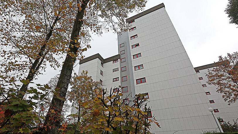 In diesem Wohnhaus im Bamberger Stadtgebiet hat die Polizei mehrere Wohnungen mutmaßlicher Rechtsextremer durchsucht. In diesem Wohnhaus im Bamberger Stadtgebiet hat die Polizei mehrere Wohnungen mutmaßlicher Rechtsextremer durchsucht.