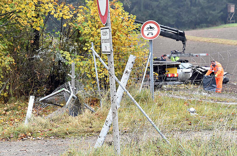Bei dem Abflug von der A95 wurde der BMW Z8 völlig zerstört. Die Bilder.