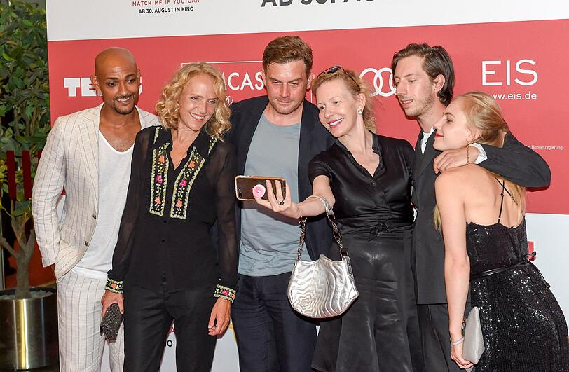 Patrick Abozen, Sebastian Bezzel, Sunnyi Melles, Elisa Schlott, Max Mauff und Juliane Köhler