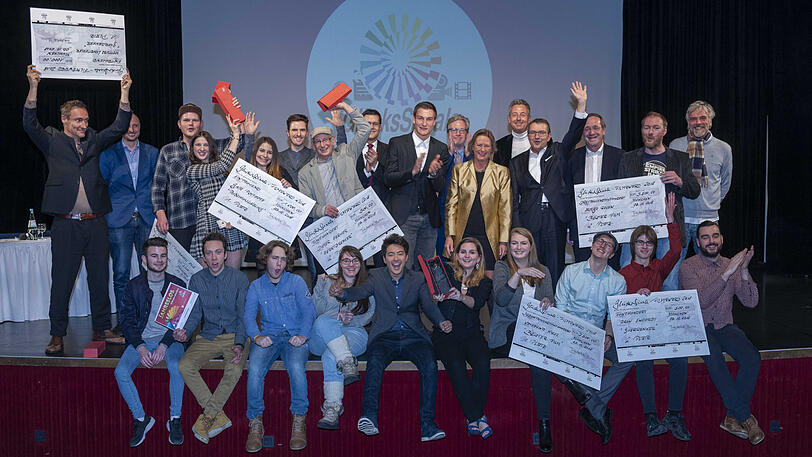 Prämierte Teilnehmer des GlücksSpirale Film Award 2018 mit Friederike Sturm, der Präsidentin von Lotto Bayern.