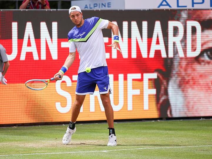 Jan-Lennard Struff hat sein Auftaktmatch in Berlin knapp gegen Roberto Bautista Agut verloren.