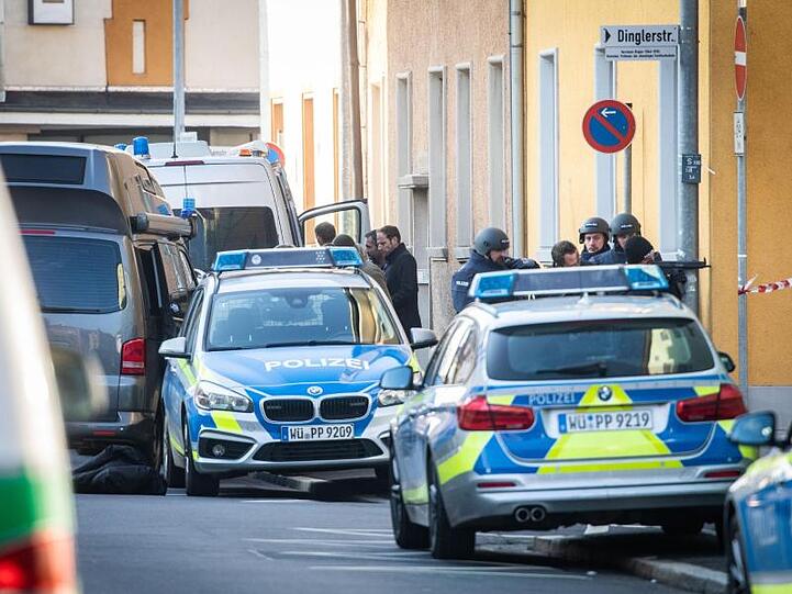 Einsatzkräfte der Polizei vor einem Gebäude in Aschaffenburg, in dem sich ein Mann verschanzt hat. Foto: Frank Rumpenhorst