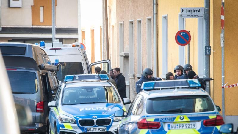 Einsatzkräfte der Polizei vor einem Gebäude in Aschaffenburg, in dem sich ein Mann verschanzt hat. Foto: Frank Rumpenhorst Einsatzkräfte der Polizei vor einem Gebäude in Aschaffenburg, in dem sich ein Mann verschanzt hat. Foto: Frank Rumpenhorst