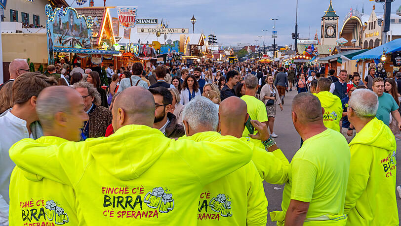 "Solange es Bier gibt, gibt es Hoffnung" steht übersetzt auf den Pullovern dieser italienischen Reisegruppe auf der Wiesn 2024. Italiener gehören regelmäßig zu den größten Touristengruppen auf dem Oktoberfest.