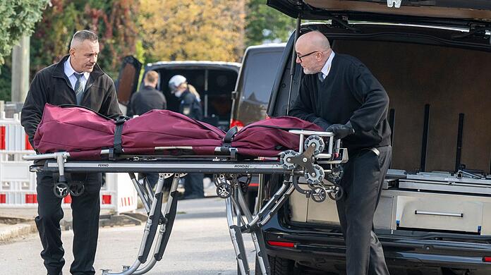 Am Tag nach dem Gro&szlig;brand wurde eine Leiche aus dem Haus geborgen.