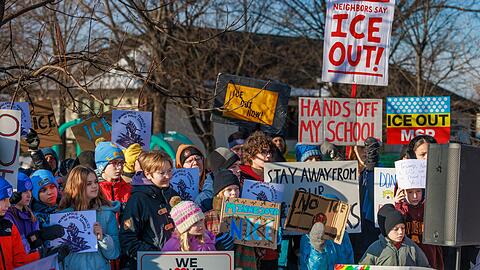 Auch Sch&uuml;ler protestierten.