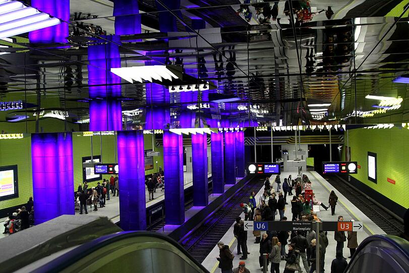 Der U-Bahnhof Münchner Freiheit: Ausgerechnet an einer Weiche ist eine Schiene bebrochen. Ein komplizierter Schaden, der ein spezielles Ersatzteil erfordert.