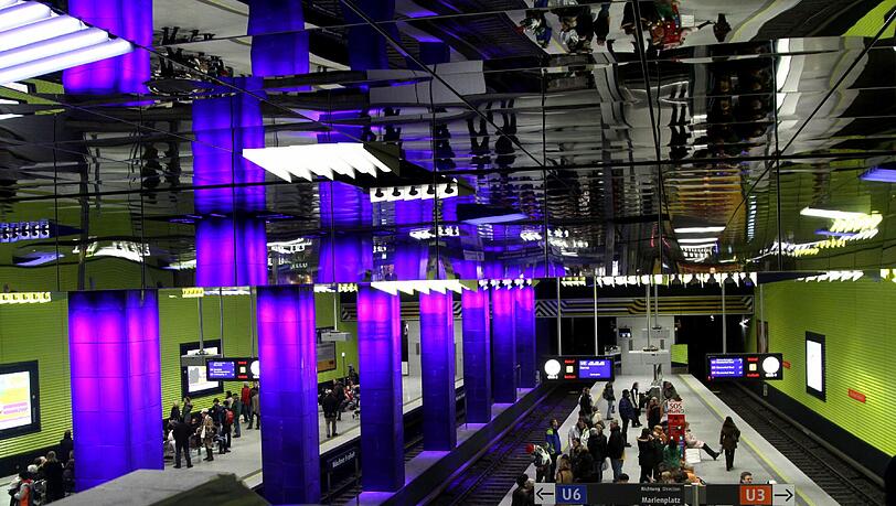 Der U-Bahnhof Münchner Freiheit: Ausgerechnet an einer Weiche ist eine Schiene bebrochen. Ein komplizierter Schaden, der ein spezielles Ersatzteil erfordert. Der U-Bahnhof Münchner Freiheit: Ausgerechnet an einer Weiche ist eine Schiene bebrochen. Ein komplizierter Schaden, der ein spezielles Ersatzteil erfordert.
