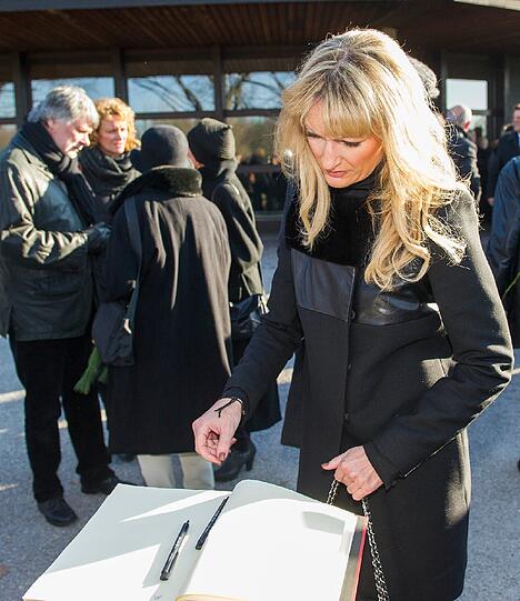 Unter den Trauergästen sind viele Promis: Hier trägt sich Kabarettistin Monika Gruber in das Kondolenzbuch ein.