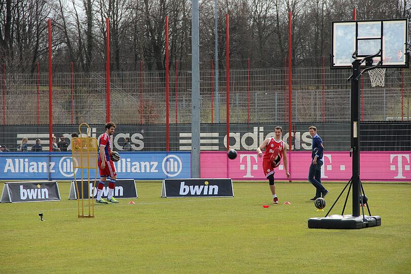 Javi Martinez könnte bald wieder ins Mannschaftstraining einsteigen. am Dienstag stand allerdings erstmal ein Sponsoren-Termin auf dem Programm. Die Bilder!