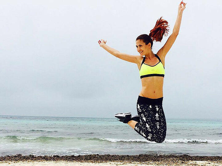 Fiona Erdmann beim Workout am Strand
