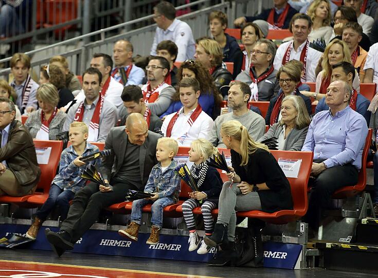 Am Sonntag feuerte Uli Hoeneß mal wieder die Bayern Basketballer im Audi Dome an. Eine Reihe davor sah Arjen Robben mit seiner Frau und den drei Kindern beim Basketball zu. Die Bilder!