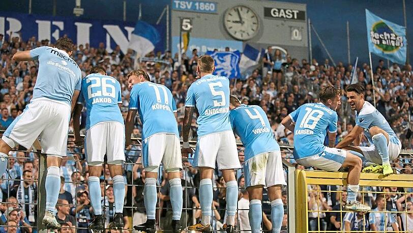 Die Löwen als Zaunkönige: Der TSV 1860 feiert seinen 5:0-Triumph im Grünwalder Stadion über Illertissen mit den Fans. Die Löwen als Zaunkönige: Der TSV 1860 feiert seinen 5:0-Triumph im Grünwalder Stadion über Illertissen mit den Fans.