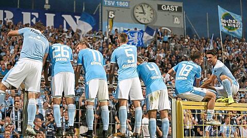 Die Löwen als Zaunkönige: Der TSV 1860 feiert seinen 5:0-Triumph im Grünwalder Stadion über Illertissen mit den Fans.