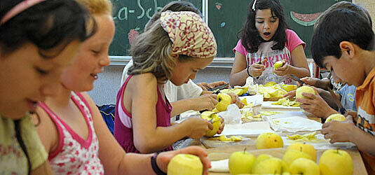 Schulobst-Programm an einer Grundschule. Spätere Gymnasiasten leben Gesünder als Hauptschüler.
