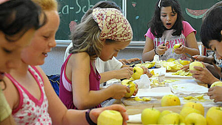 Schulobst-Programm an einer Grundschule. Spätere Gymnasiasten leben Gesünder als Hauptschüler. Schulobst-Programm an einer Grundschule. Spätere Gymnasiasten leben Gesünder als Hauptschüler.