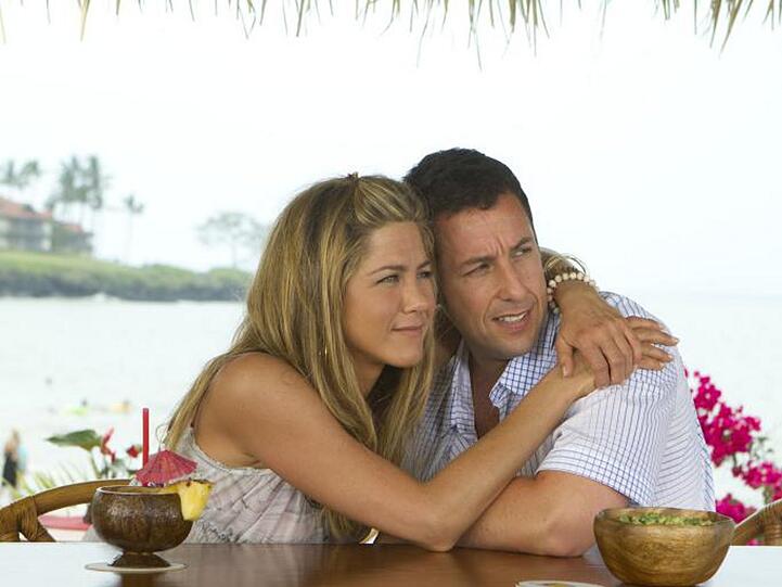 Schlechtes Timing: Als sich Danny (Adam Sandler) und Katherine (Jennifer Aniston, li.) langsam näher kommen, lässt Palmer anfragen, wann Danny sie heiraten möchte...