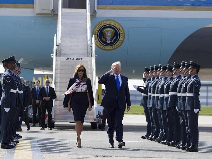 Donald Trump und seine Frau werden mit militärischen Ehren am Flughafen Stansted empfangen.
