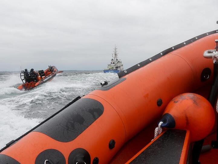 Beamte der Bundespolizei See simulieren mit einem Festrumpfschlauchboot einen Piratenangriff (Archivbild).